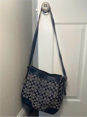 Coach Signature Canvas Shoulder bag